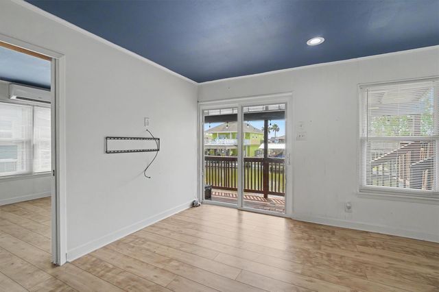 370 Ling Street, Bayou Vista, TX 77563
