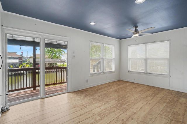 370 Ling Street, Bayou Vista, TX 77563