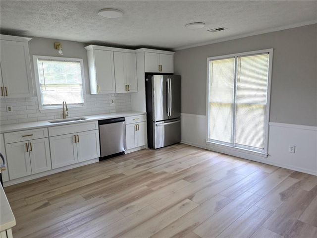 2064 Skyland Glen Drive, Snellville, GA 30078