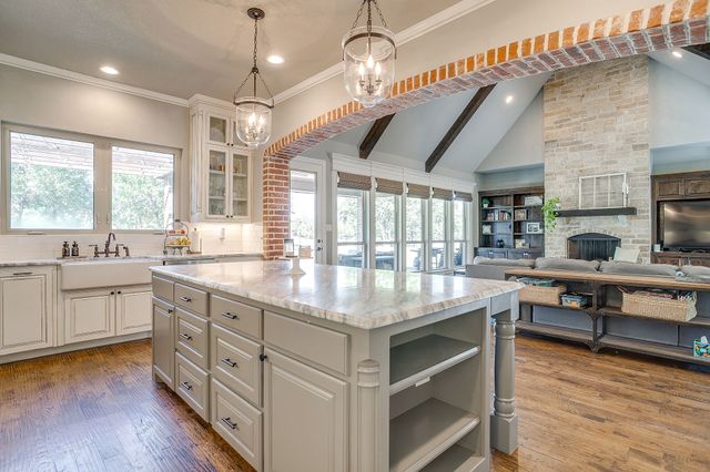 106 Treeline Court, Lipan, TX 76462