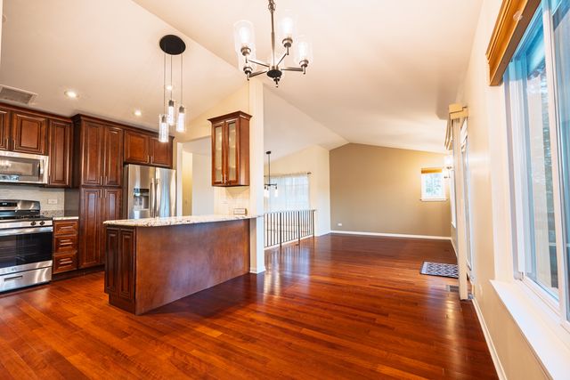 2673 S Embers Lane, Arlington Heights, IL 60005
