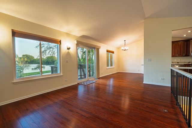 2673 S Embers Lane, Arlington Heights, IL 60005