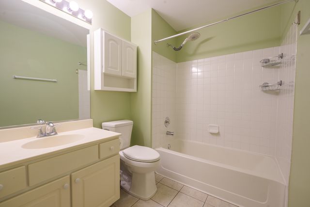 2673 S Embers Lane, Arlington Heights, IL 60005