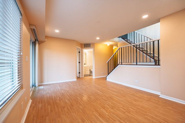 2673 S Embers Lane, Arlington Heights, IL 60005