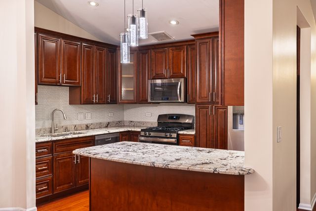 2673 S Embers Lane, Arlington Heights, IL 60005