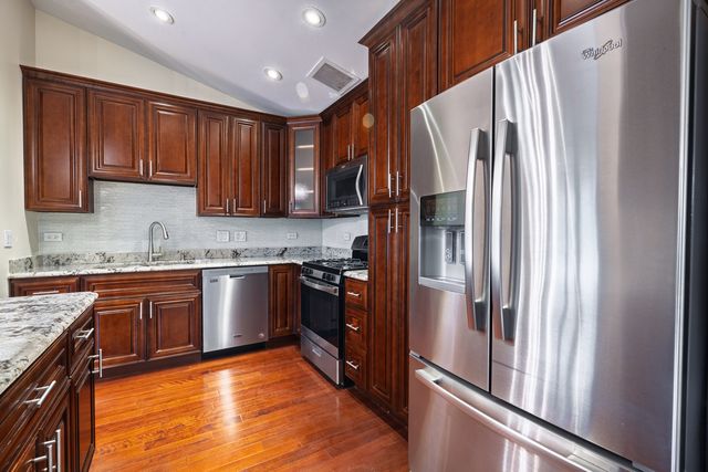 2673 S Embers Lane, Arlington Heights, IL 60005