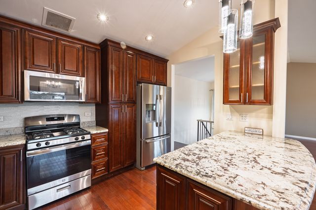 2673 S Embers Lane, Arlington Heights, IL 60005