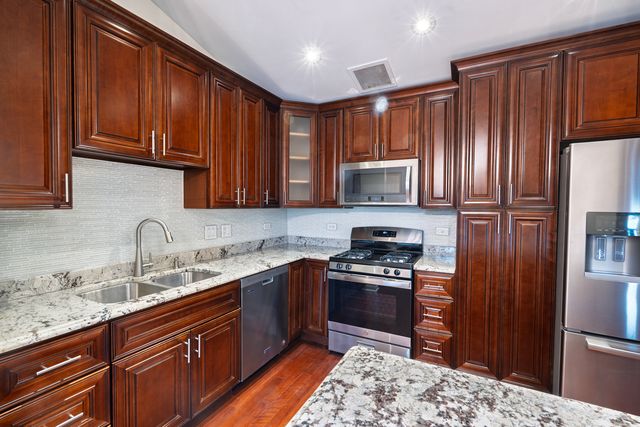 2673 S Embers Lane, Arlington Heights, IL 60005