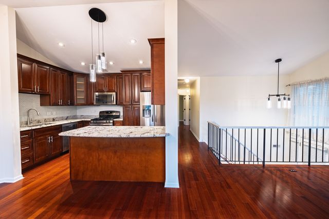 2673 S Embers Lane, Arlington Heights, IL 60005