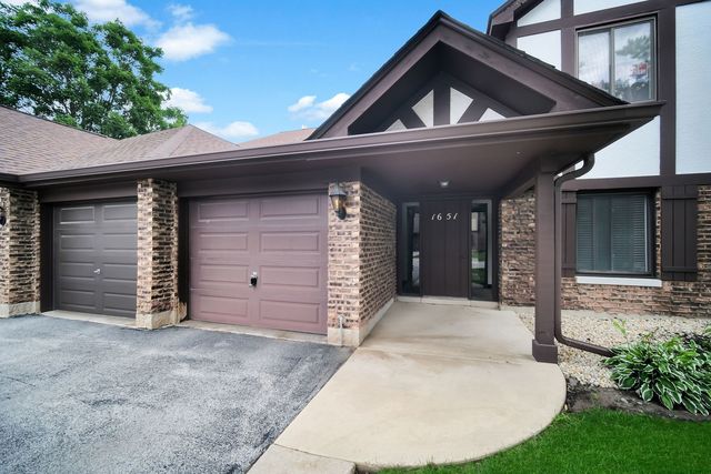 1651 Dover Court A, Wheaton, IL 60189