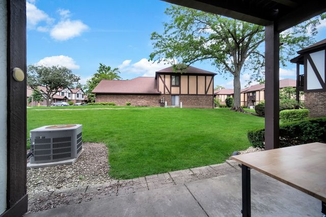 1651 Dover Court A, Wheaton, IL 60189