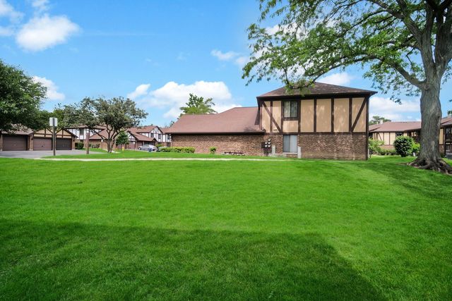 1651 Dover Court A, Wheaton, IL 60189