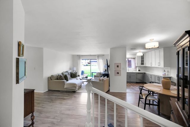 1651 Dover Court A, Wheaton, IL 60189