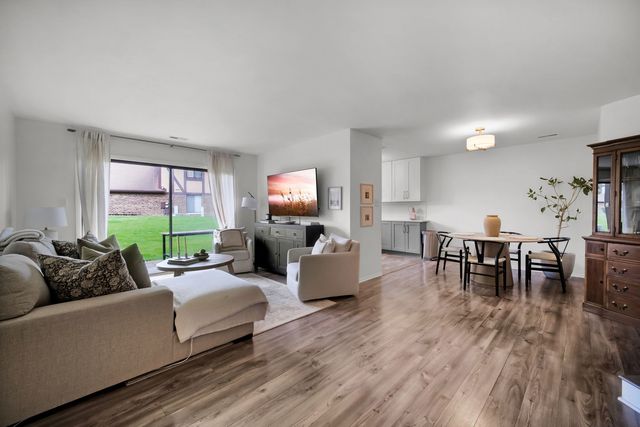 1651 Dover Court A, Wheaton, IL 60189