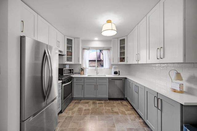 1651 Dover Court A, Wheaton, IL 60189
