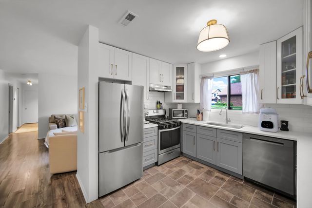 1651 Dover Court A, Wheaton, IL 60189