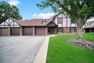 1651 Dover Court A, Wheaton, IL 60189