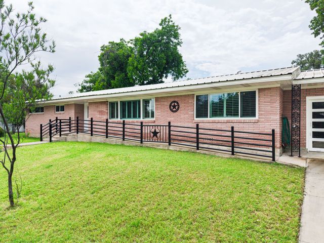 708 W North Avenue, Lampasas, TX 76550
