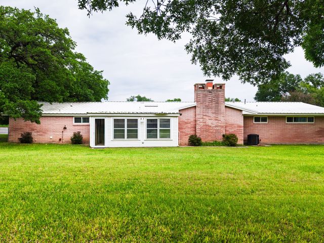 708 W North Avenue, Lampasas, TX 76550