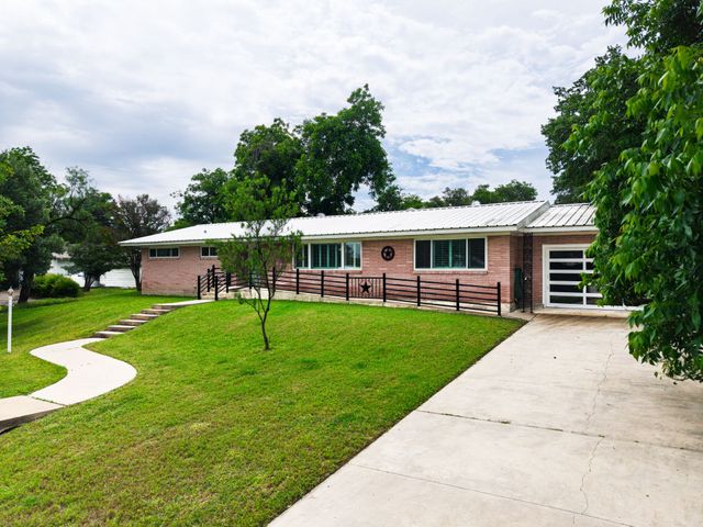 708 W North Avenue, Lampasas, TX 76550