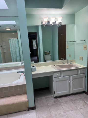1857 Portsmouth Drive D, Lisle, IL 60532