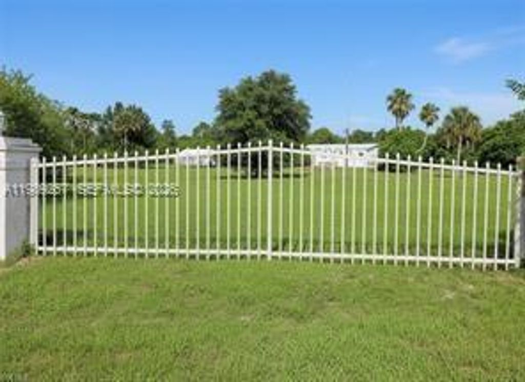 4555 Pioneer 16th St, Clewiston, FL 33440