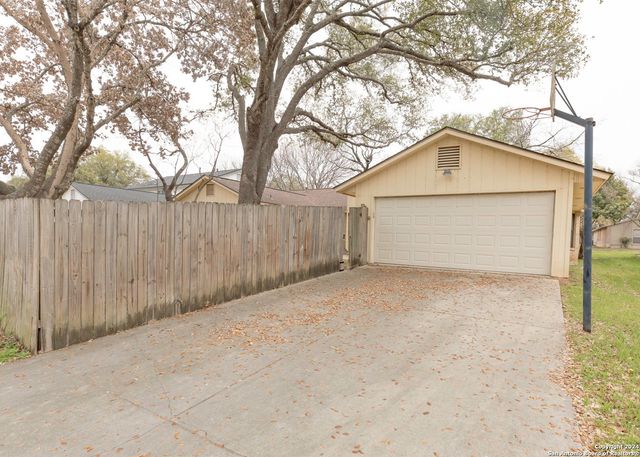 13722 PEBBLE POINT DR, San Antonio, TX 78231