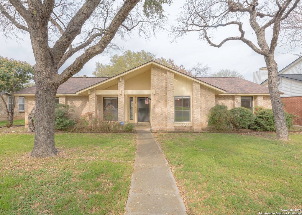 13722 PEBBLE POINT DR, San Antonio, TX 78231