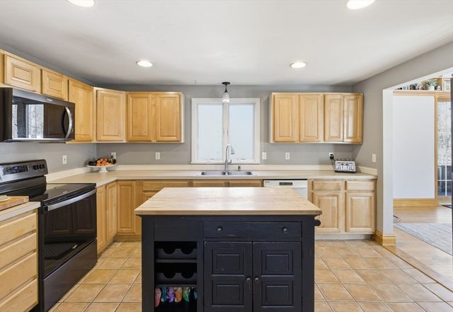 404 South Christopher Avenue, Tiverton, RI 02878