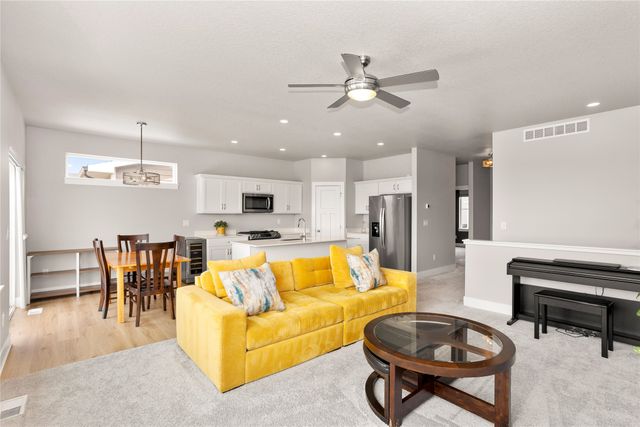 710 SE 69th Street, Pleasant Hill, IA 50327
