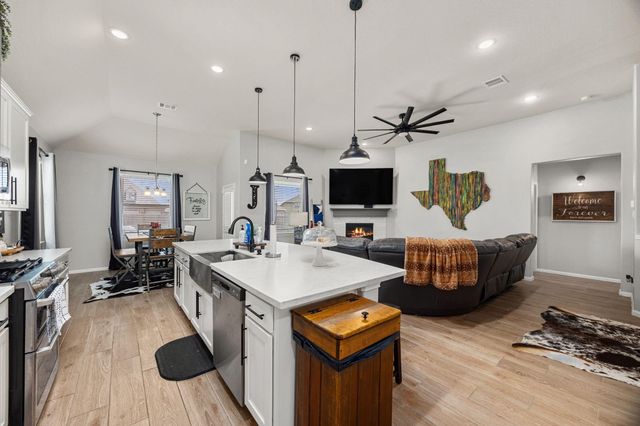 7422 Hillside Avenue, Mont Belvieu, TX 77523
