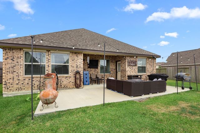 7422 Hillside Avenue, Mont Belvieu, TX 77523