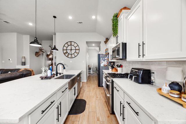 7422 Hillside Avenue, Mont Belvieu, TX 77523