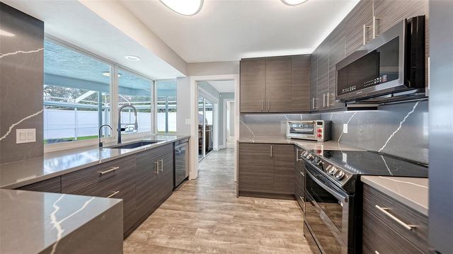 2828 SUNCREST DRIVE, Sarasota, FL 34239