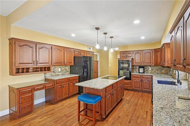 7844 W 118th Terrace, Overland Park, KS 66210