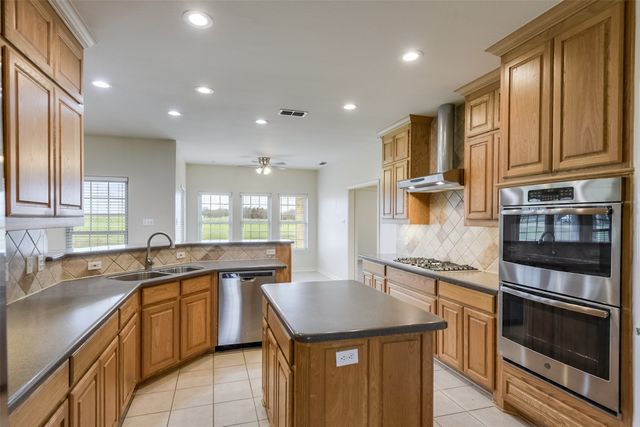 1066 West Road, Waxahachie, TX 75165