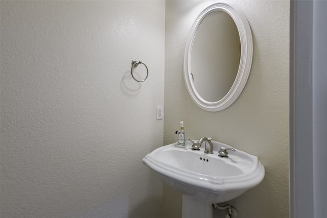 1066 West Road, Waxahachie, TX 75165