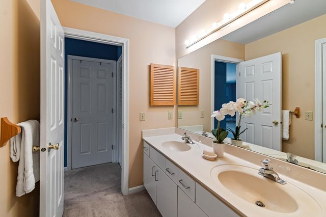 911 Dorset St Apt 54, South Burlington, VT 05403