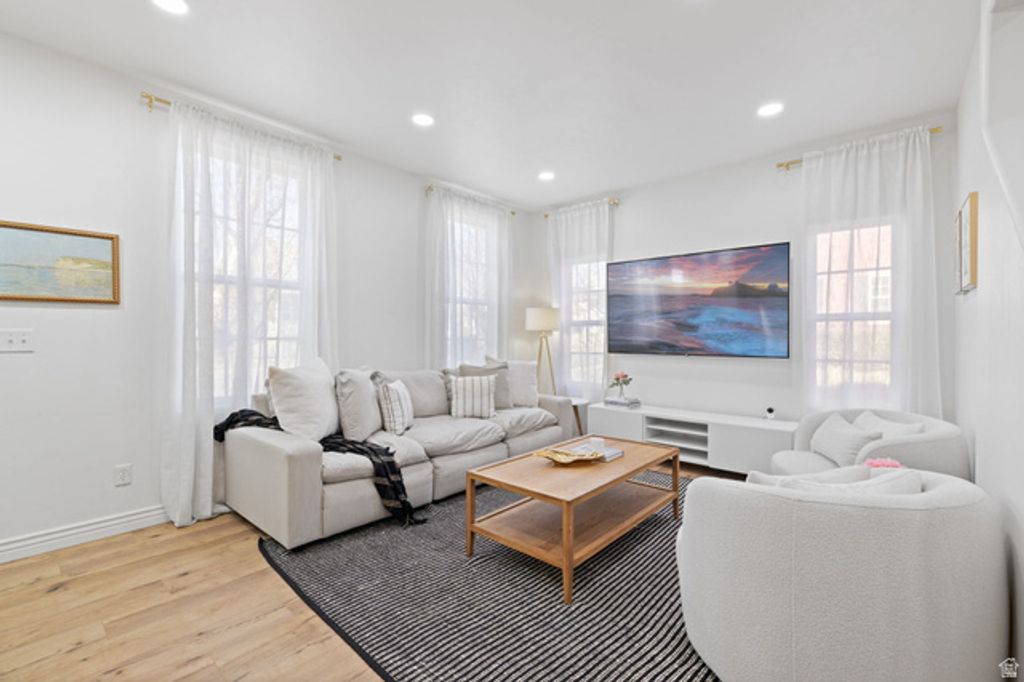 Image 8 of property listing at 10637 S OQUIRRH LAKE RD, South Jordan, UT 84009