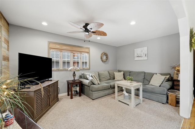 17 Mohawk Place, Massapequa, NY 11758