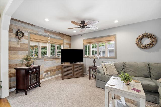 17 Mohawk Place, Massapequa, NY 11758