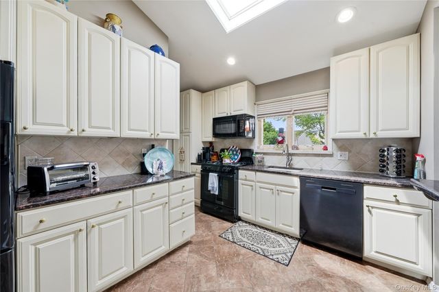 17 Mohawk Place, Massapequa, NY 11758