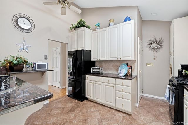 17 Mohawk Place, Massapequa, NY 11758