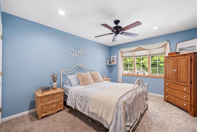 17 Mohawk Place, Massapequa, NY 11758