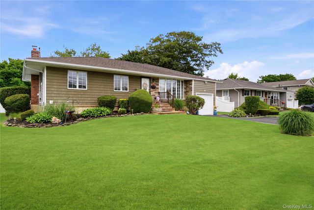 17 Mohawk Place, Massapequa, NY 11758