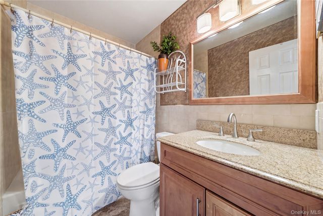 17 Mohawk Place, Massapequa, NY 11758