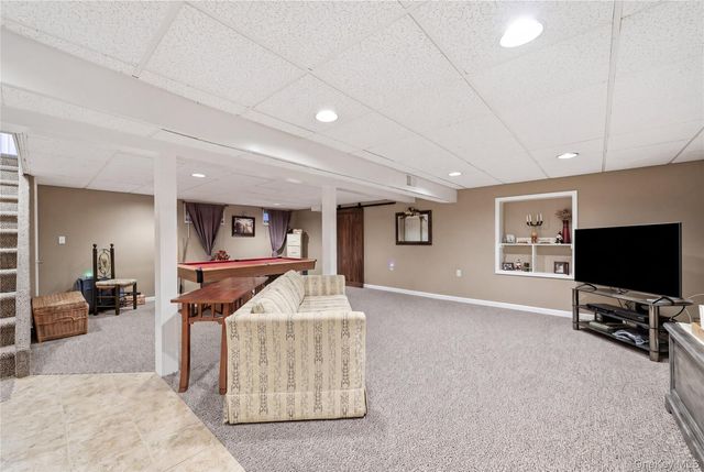 17 Mohawk Place, Massapequa, NY 11758