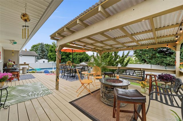 17 Mohawk Place, Massapequa, NY 11758
