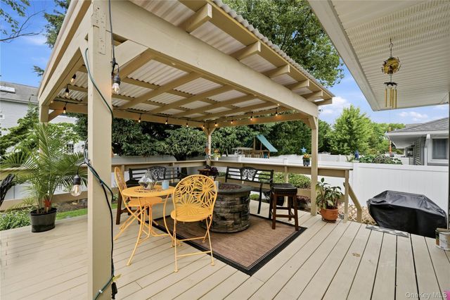 17 Mohawk Place, Massapequa, NY 11758