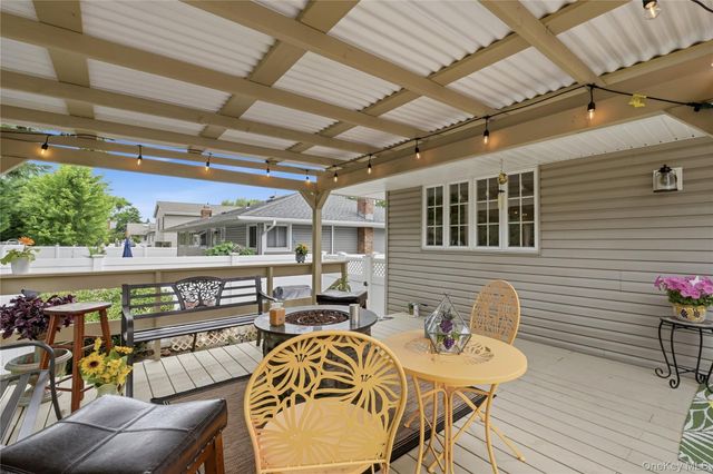 17 Mohawk Place, Massapequa, NY 11758